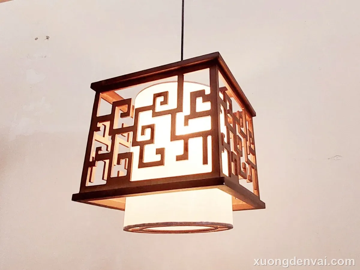 Đèn Thả Gỗ Khối Vuông Chạm Hoa Văn