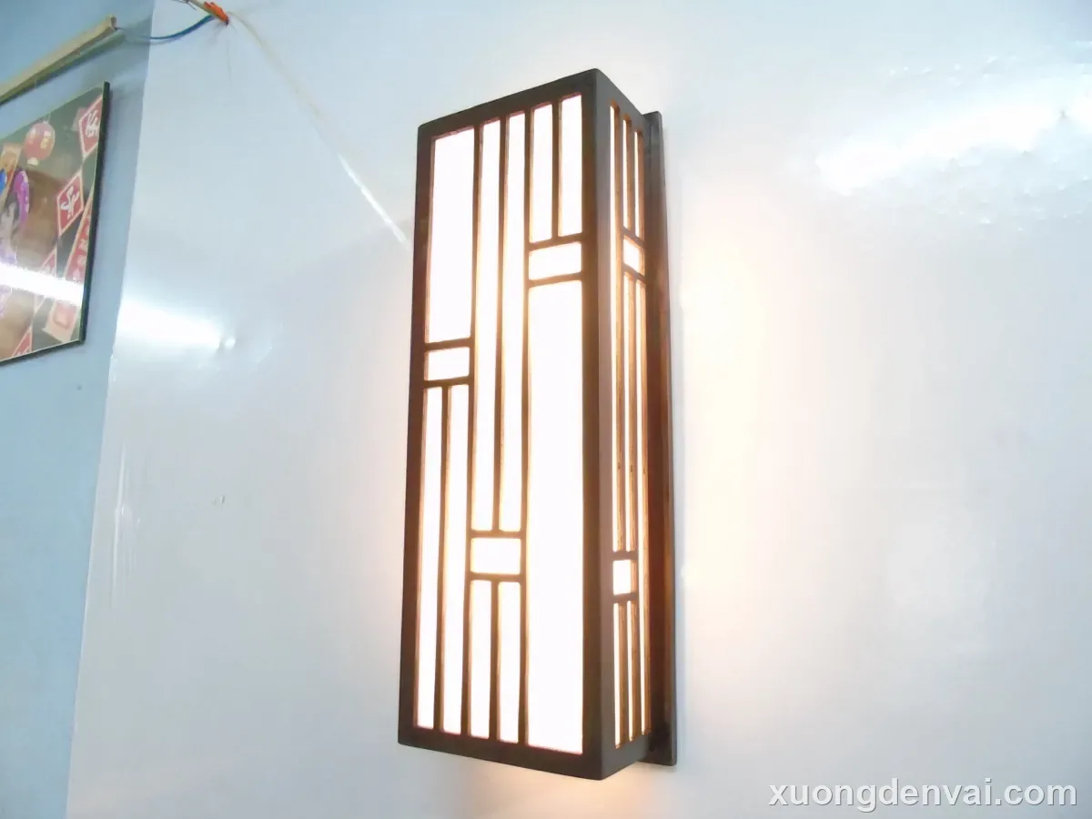 Đèn gỗ áp tường hình chữ nhật, khung gỗ kẻ ô kiểu cửa lùa Nhật với thanh ngang dọc, mặt vải mờ ánh sáng trắng đều