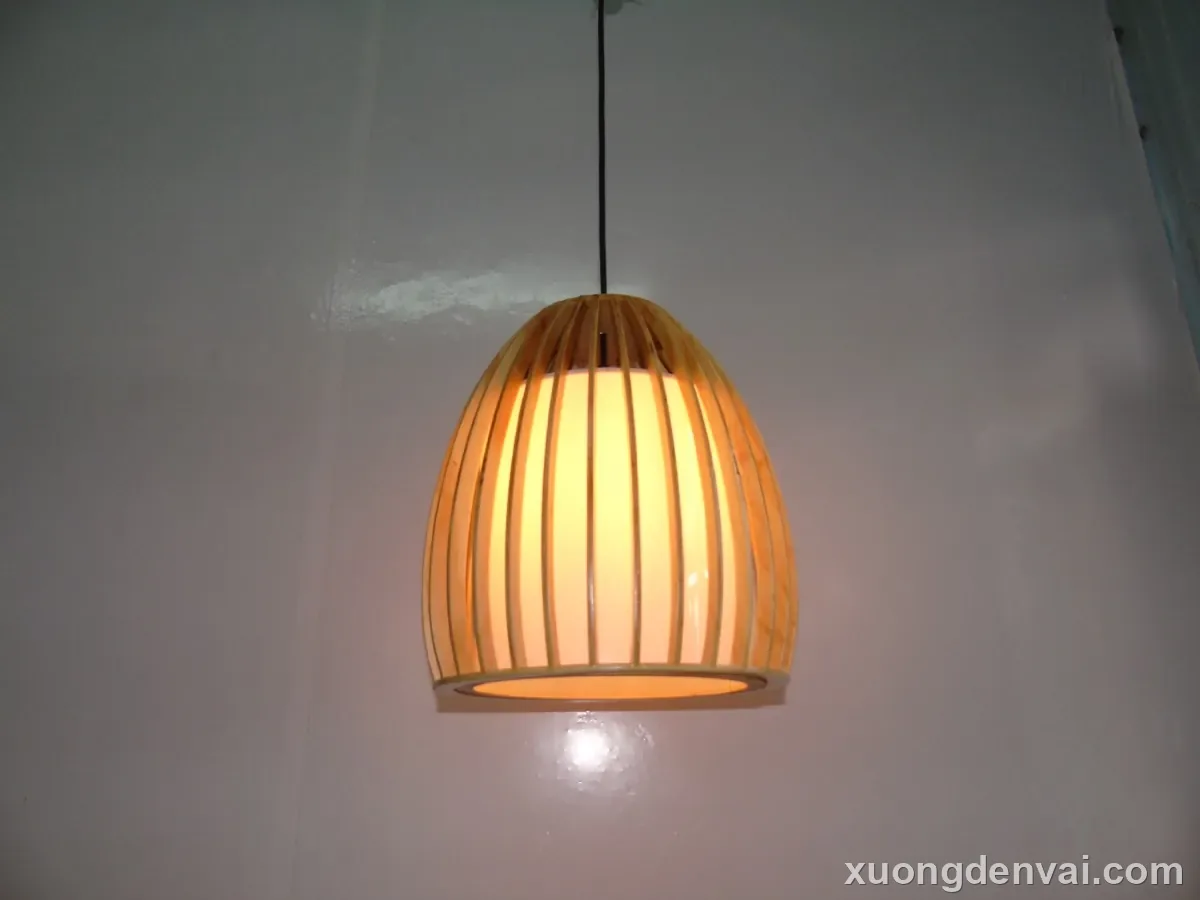 Đèn gỗ thả trần dáng vòm quả trứng đứng nan dọc
